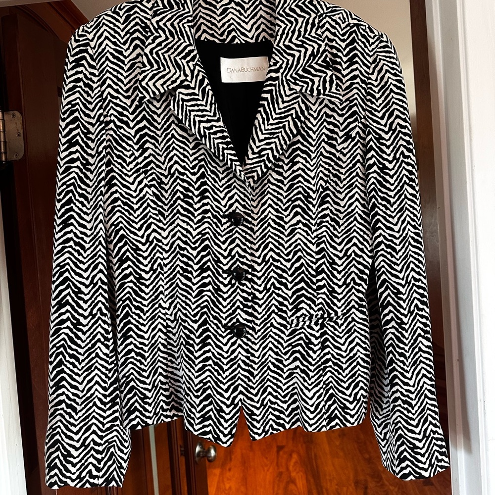 Dana Buchman 100% Silk Black & White Zigzag Notch Collar Blazer - Stunning!